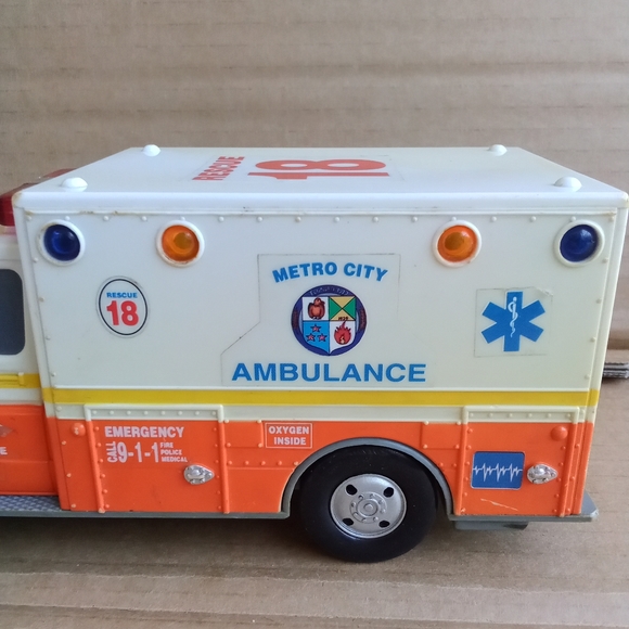 Vintage 1992 Toy Metro City Ambulance Rescue 18 Lights & Sounds FX - Picture 9 of 15